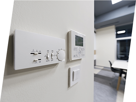 Photographie de boutons contrôlant le chauffage d'une pièce. ATCE Énergie, spécialisée dans les installations de chauffage, ventilation, climatisation et plomberie, à Aix en Provence.